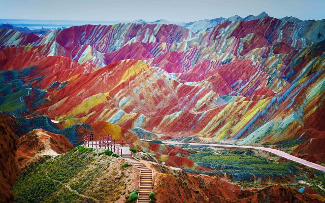 Muntii curcubeu, China