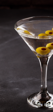 oameni bucurandu-se de Martini Prosecco Extra Dry la o petrecere