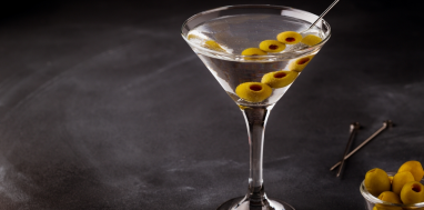 oameni bucurandu-se de Martini Prosecco Extra Dry la o petrecere