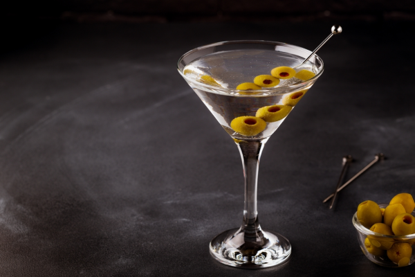 oameni bucurandu-se de Martini Prosecco Extra Dry la o petrecere