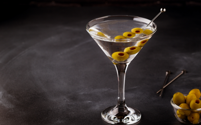 oameni bucurandu-se de Martini Prosecco Extra Dry la o petrecere