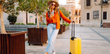 turist cu un troler rigid