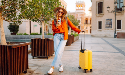 turist cu un troler rigid