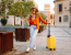 turist cu un troler rigid