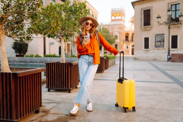 turist cu un troler rigid